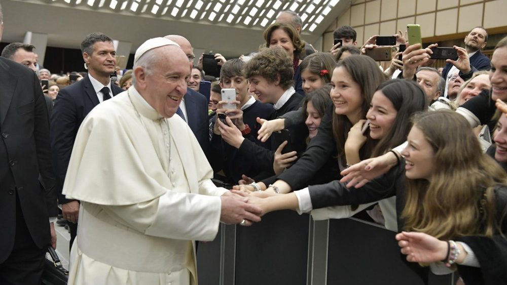 Papa aos estudantes: cuidem da própria interioridade e livrem-se do vício de estar no celular
