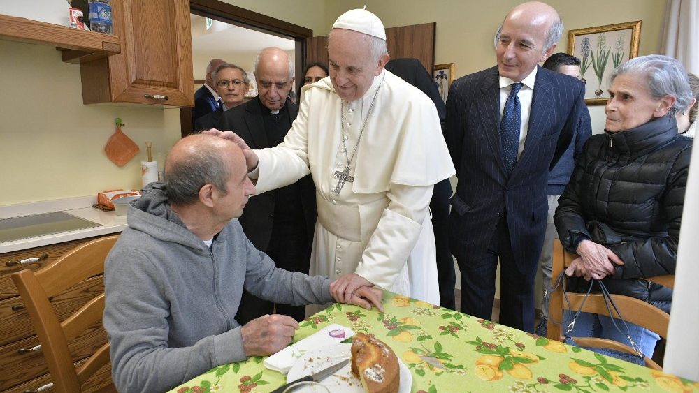 Papa visita doentes com Alzheimer na periferia de Roma